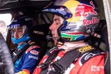 Fernando Alonso testuje Toyotu Hilux v úpravě pro Dakar