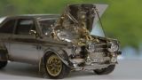 Miniatura klasického Fordu Escort ze zlata, diamantů a stříbra míří do aukce