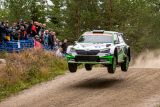 Finská rallye: místní hrdina Kalle Rovanperä jedoucí v barvách ŠKODA vede v kategorii WRC 2 Pro