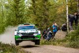 Finská rallye: tovární jezdec ŠKODA Rovanperä se drží ve vedení kategorie WRC 2 Pro