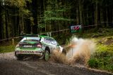 Britská rallye ve Walesu: Jezdec ŠKODA Kopecký ve vedení před týmovým kolegou Kalle Rovanperou