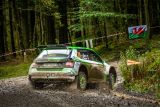 Britská rallye ve Walesu: Jezdec ŠKODA Kopecký ve vedení před týmovým kolegou Kalle Rovanperou