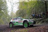 Britská rallye ve Walesu: Jezdec ŠKODA Kopecký ve vedení před týmovým kolegou Kalle Rovanperou