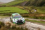 Britská rallye ve Walesu: Jezdec ŠKODA Kopecký ve vedení před týmovým kolegou Kalle Rovanperou