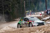 Švédská rallye: Lindholm se soukromým vozem ŠKODA bojuje o vítězství ve WRC3 – Solberg je při svém debutu aktuálně třetí