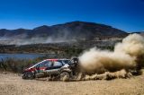 Ott Tänak z týmu TOYOTA GAZOO Racing WRT ve finiši Rallye Mexiko vybojoval druhé místo a udržel si tak své vedení v bodování závodních jezdců světového rallyového šampionátu FIA. Všechny tři vozy Toyo