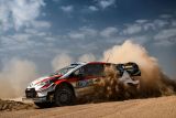 Ott Tänak z týmu TOYOTA GAZOO Racing WRT ve finiši Rallye Mexiko vybojoval druhé místo a udržel si tak své vedení v bodování závodních jezdců světového rallyového šampionátu FIA. Všechny tři vozy Toyo