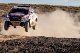Fernando Alonso testuje Toyotu Hilux v úpravě pro Dakar