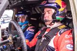 Fernando Alonso testuje Toyotu Hilux v úpravě pro Dakar