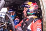Fernando Alonso testuje Toyotu Hilux v úpravě pro Dakar