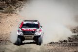 Fernando Alonso testuje Toyotu Hilux v úpravě pro Dakar