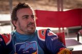 Fernando Alonso testuje Toyotu Hilux v úpravě pro Dakar
