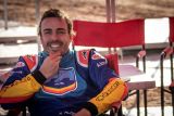 Fernando Alonso testuje Toyotu Hilux v úpravě pro Dakar
