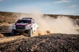 Fernando Alonso testuje Toyotu Hilux v úpravě pro Dakar