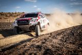 Fernando Alonso testuje Toyotu Hilux v úpravě pro Dakar