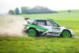 Kopecký s Dreslerem, posádka továrního týmu ŠKODA, po defektu pneumatiky a stíhacím finiši druzí na Rallye Šumava Klatovy