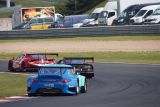 Supersporty GT3 v Mostě stále zrychlují, napínavá podívaná vyvrcholí v neděli