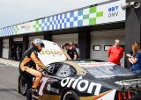 Martin Doubek trénoval před závody NASCAR v Mostě, vypověděla však technika