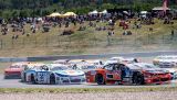 Historicky první závod NASCAR v Mostě potrápil favority