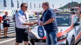 Historicky první závod NASCAR v Mostě potrápil favority