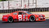 Historicky první závod NASCAR v Mostě potrápil favority