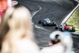 Historicky první závod NASCAR v Mostě potrápil favority