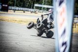 Historicky první závod NASCAR v Mostě potrápil favority