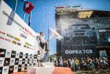 Historicky první závod NASCAR v Mostě potrápil favority
