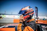 Historicky první závod NASCAR v Mostě potrápil favority
