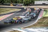 Historicky první závod NASCAR v Mostě potrápil favority