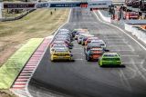 Historicky první závod NASCAR v Mostě potrápil favority