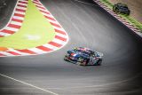 Historicky první závod NASCAR v Mostě potrápil favority