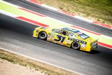 Historicky první závod NASCAR v Mostě potrápil favority