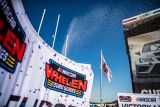 Historicky první závod NASCAR v Mostě potrápil favority