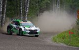 Finská rallye: místní hrdina Kalle Rovanperä jedoucí v barvách ŠKODA vede v kategorii WRC 2 Pro