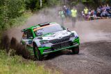 Finská rallye: místní hrdina Kalle Rovanperä jedoucí v barvách ŠKODA vede v kategorii WRC 2 Pro
