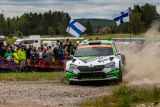 Finská rallye: místní hrdina Kalle Rovanperä jedoucí v barvách ŠKODA vede v kategorii WRC 2 Pro