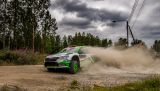Finská rallye: místní hrdina Kalle Rovanperä jedoucí v barvách ŠKODA vede v kategorii WRC 2 Pro