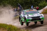 Finská rallye: místní hrdina Kalle Rovanperä jedoucí v barvách ŠKODA vede v kategorii WRC 2 Pro