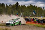 Finská rallye: tovární jezdec ŠKODA Rovanperä se drží ve vedení kategorie WRC 2 Pro