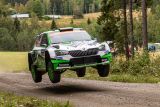 Finská rallye: tovární jezdec ŠKODA Rovanperä se drží ve vedení kategorie WRC 2 Pro