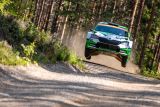 Finská rallye: tovární jezdec ŠKODA Rovanperä se drží ve vedení kategorie WRC 2 Pro