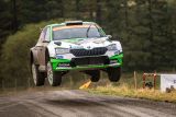 Mise splněna: tovární posádka ŠKODA Kalle Rovanperä a Jonne Halttunen vybojovala na Britské rallye ve Walesu mistrovské tituly ve WRC 2 Pro
