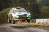 Mise splněna: tovární posádka ŠKODA Kalle Rovanperä a Jonne Halttunen vybojovala na Britské rallye ve Walesu mistrovské tituly ve WRC 2 Pro