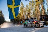 Švédská rallye: Lindholm se soukromým vozem ŠKODA bojuje o vítězství ve WRC3 – Solberg je při svém debutu aktuálně třetí
