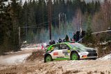 Švédská rallye: Lindholm se soukromým vozem ŠKODA bojuje o vítězství ve WRC3 – Solberg je při svém debutu aktuálně třetí