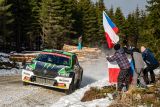 Švédská rallye: Lindholm se soukromým vozem ŠKODA bojuje o vítězství ve WRC3 – Solberg je při svém debutu aktuálně třetí