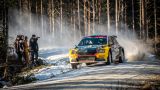 Švédská rallye: Lindholm se soukromým vozem ŠKODA bojuje o vítězství ve WRC3 – Solberg je při svém debutu aktuálně třetí