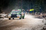 Švédská rallye: Lindholm se soukromým vozem ŠKODA bojuje o vítězství ve WRC3 – Solberg je při svém debutu aktuálně třetí