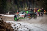 Švédská rallye: Lindholm se soukromým vozem ŠKODA bojuje o vítězství ve WRC3 – Solberg je při svém debutu aktuálně třetí